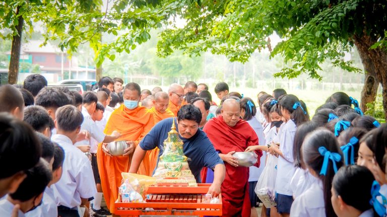 กิจกรรมใส่บาตรข้าวสารอาหารแห้ง ฟังพระธรรมเทศนา และถวายเทียนพรรษา